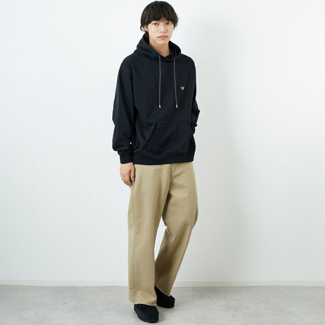 JEANSFACTORY × NANGA [ジーンズファクトリー × ナンガ] 別注 フードロゴ刺繍 スウェットパーカー [NW2504-JF] BLACK &&モデル身長：179cm 着用サイズ：L&&