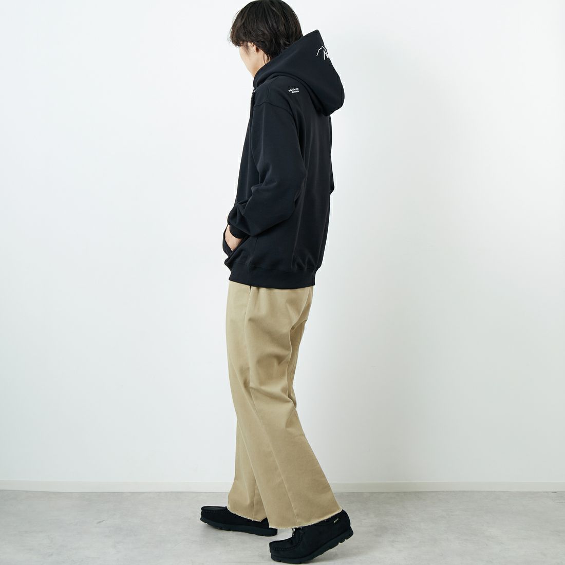 JEANSFACTORY × NANGA [ジーンズファクトリー × ナンガ] 別注 フードロゴ刺繍 スウェットパーカー [NW2504-JF] BLACK &&モデル身長：179cm 着用サイズ：L&&