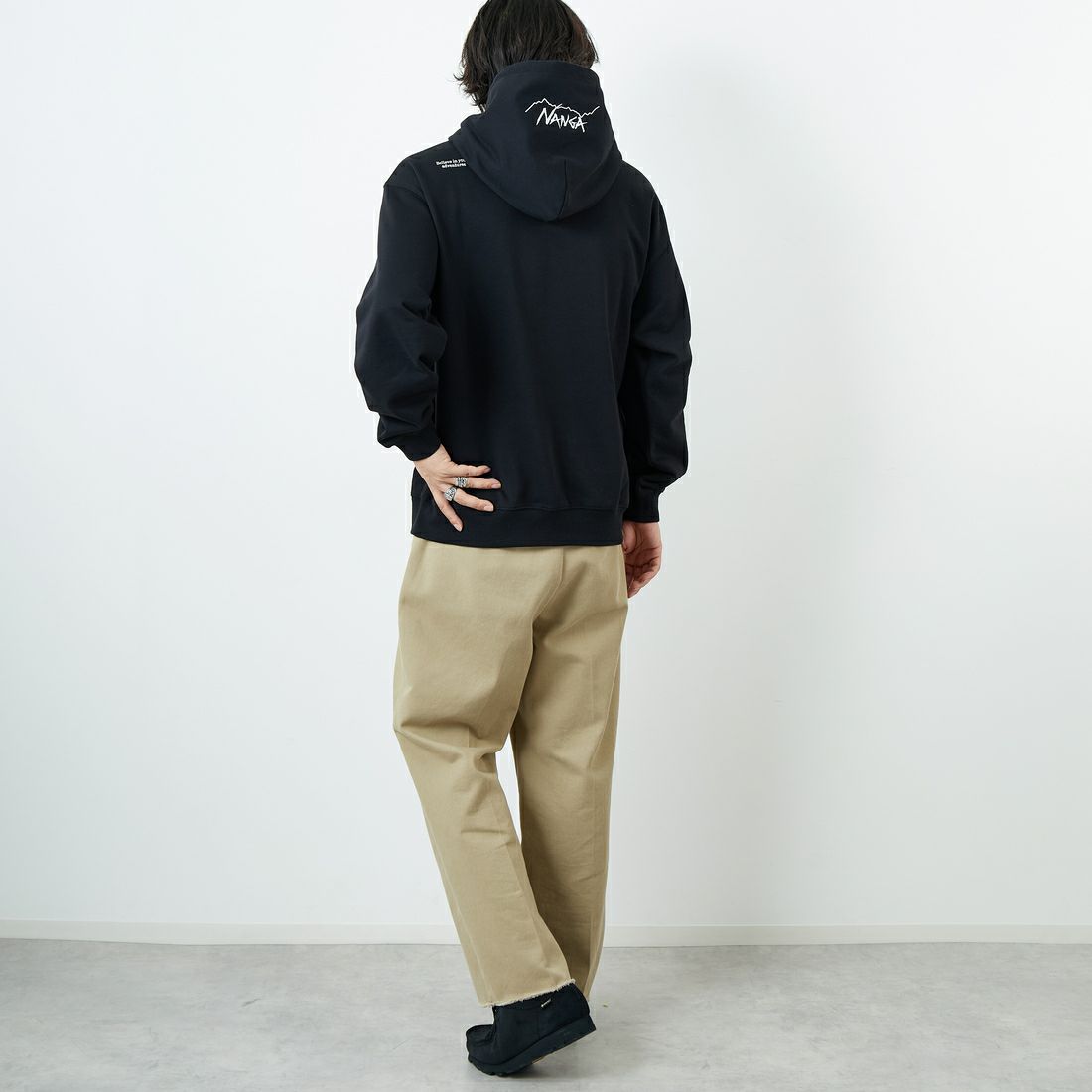 JEANSFACTORY × NANGA [ジーンズファクトリー × ナンガ] 別注 フードロゴ刺繍 スウェットパーカー [NW2504-JF] BLACK &&モデル身長：179cm 着用サイズ：L&&