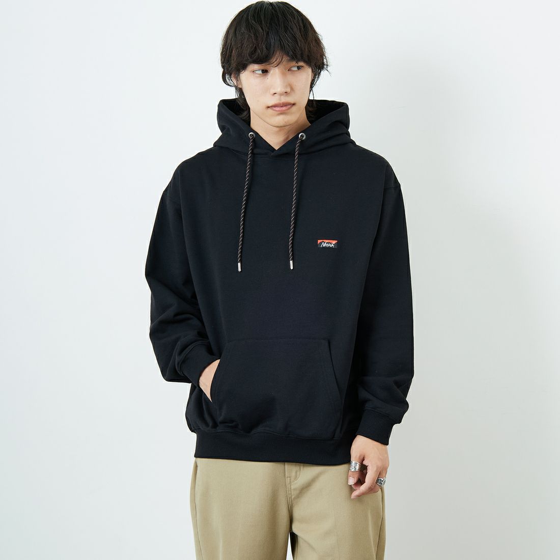 JEANSFACTORY × NANGA [ジーンズファクトリー × ナンガ] 別注 フードロゴ刺繍 スウェットパーカー [NW2504-JF] BLACK &&モデル身長：179cm 着用サイズ：L&&