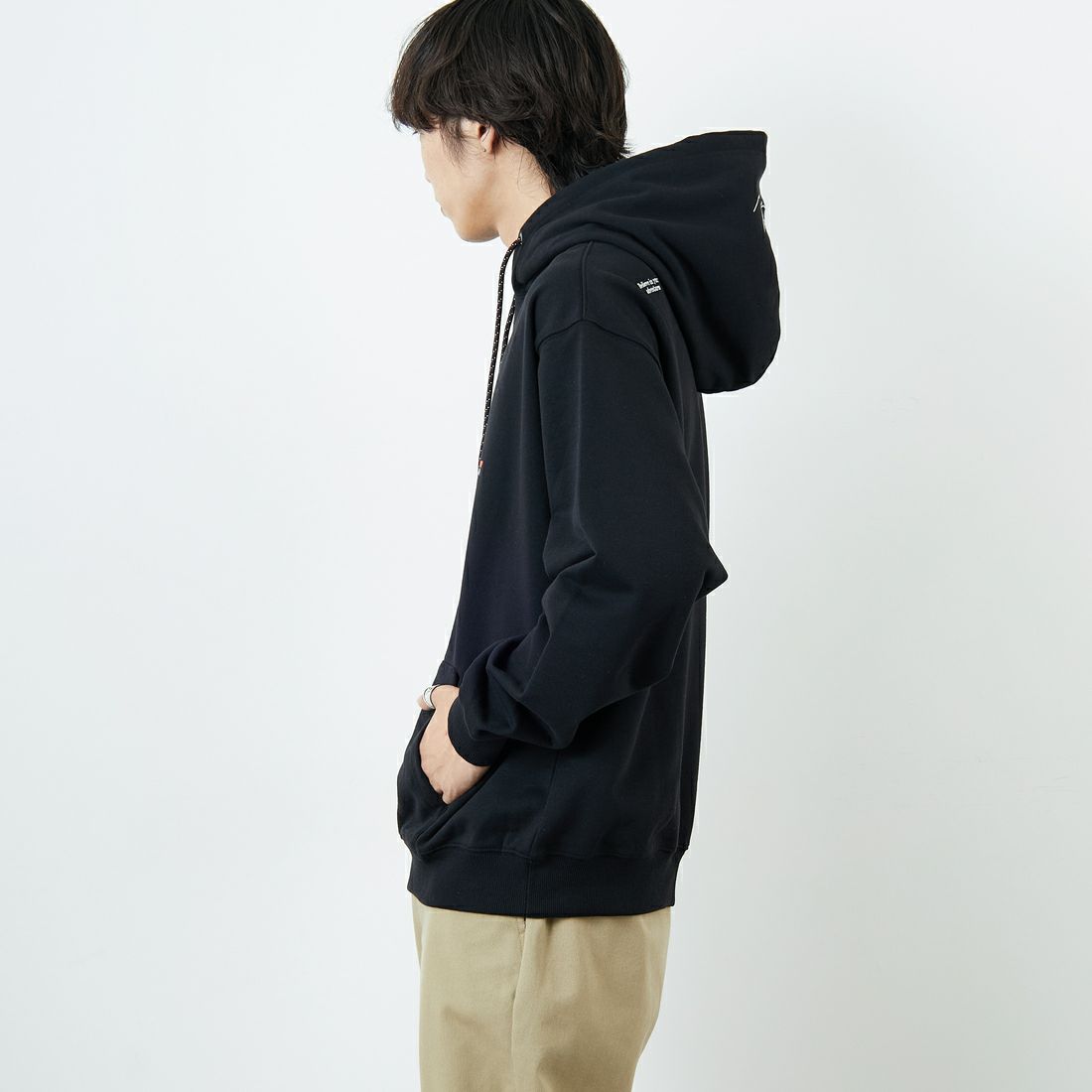 JEANSFACTORY × NANGA [ジーンズファクトリー × ナンガ] 別注 フードロゴ刺繍 スウェットパーカー [NW2504-JF] BLACK &&モデル身長：179cm 着用サイズ：L&&