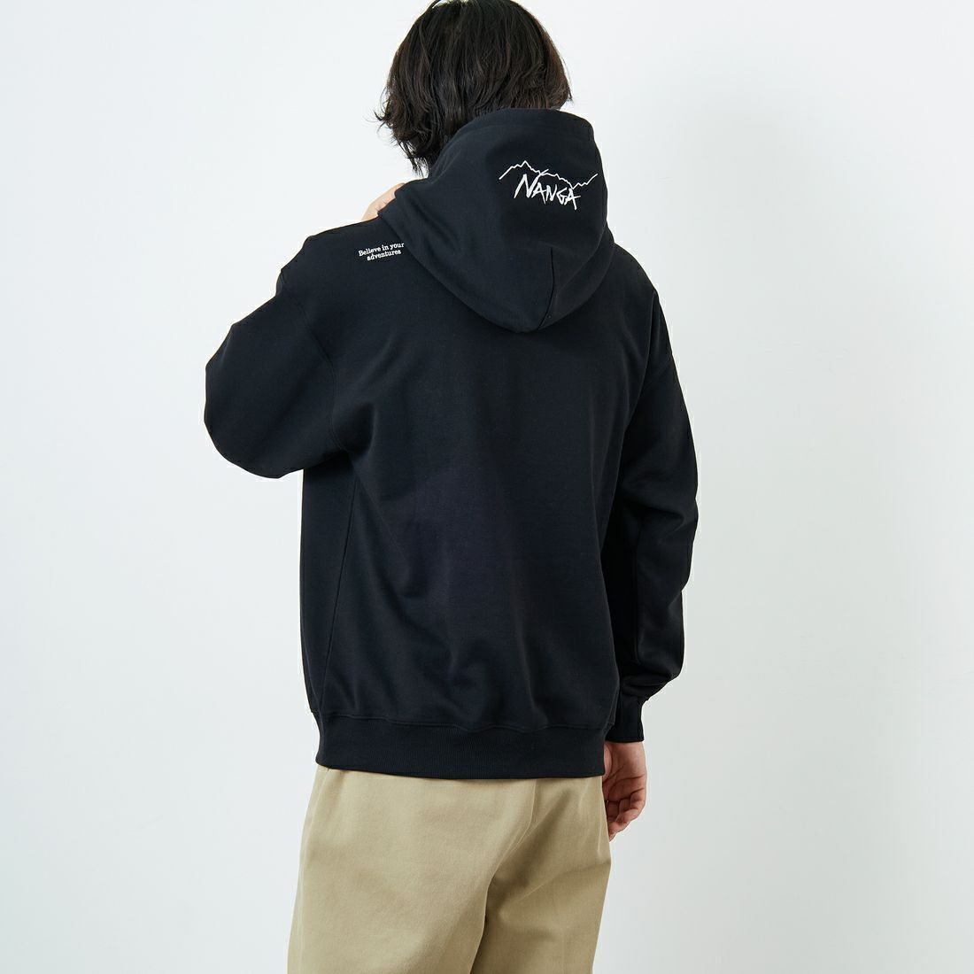JEANSFACTORY × NANGA [ジーンズファクトリー × ナンガ] 別注 フードロゴ刺繍 スウェットパーカー [NW2504-JF] BLACK &&モデル身長：179cm 着用サイズ：L&&