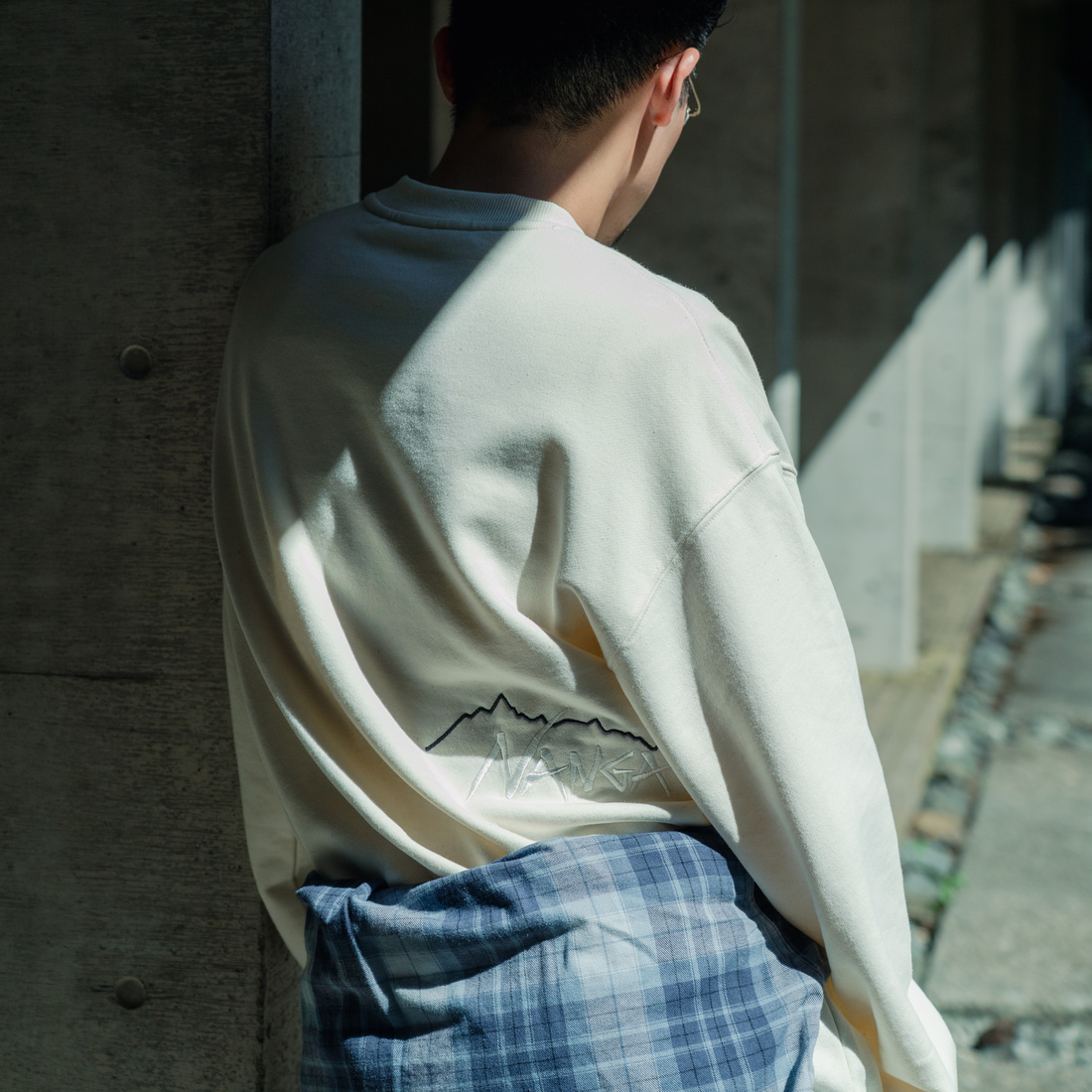 JEANSFACTORY × NANGA [ジーンズファクトリー × ナンガ] 別注 バック刺繍ロゴ クルーネックスウェット [NW2505-JF] WHITE &&モデル身長：168cm 着用サイズ：L&&