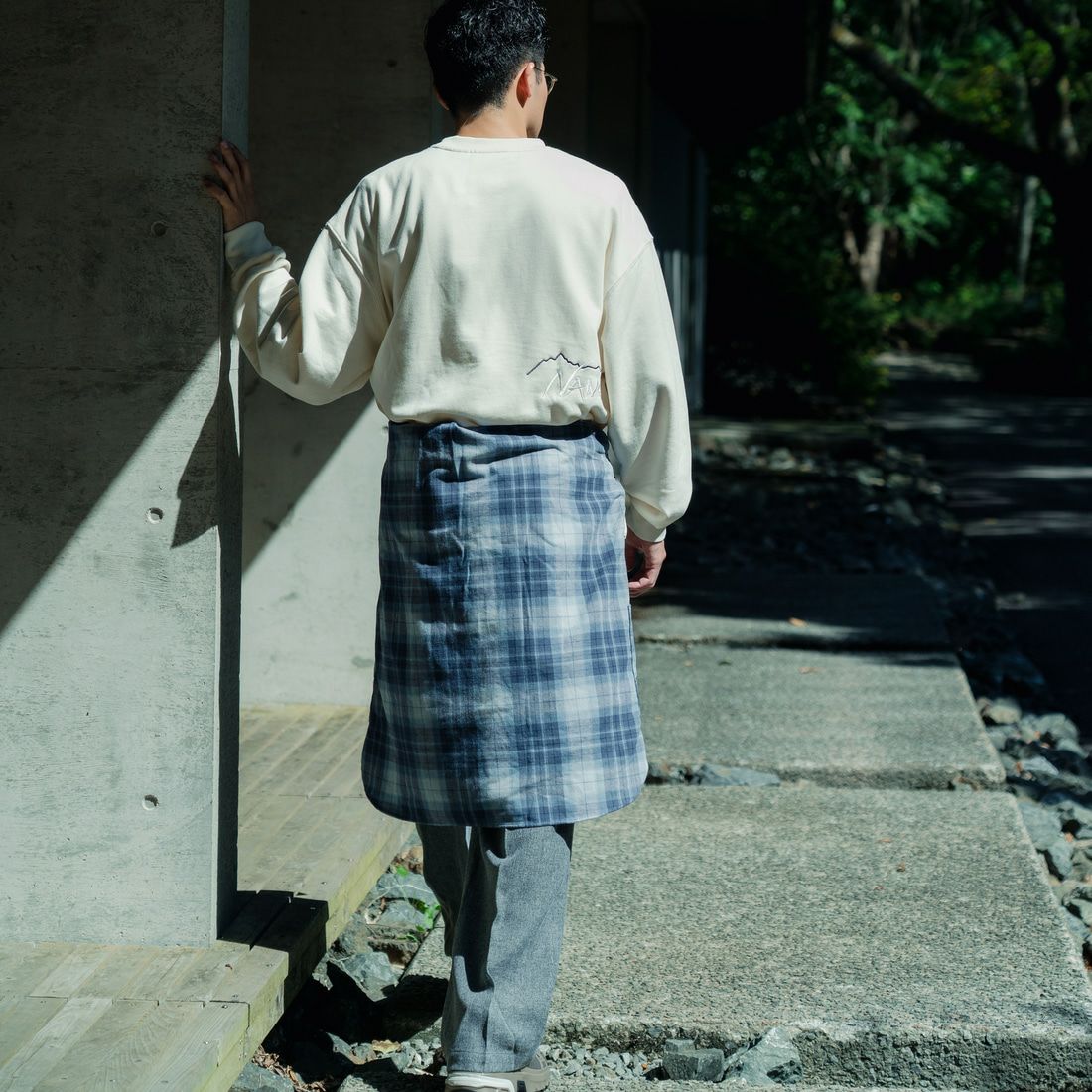 JEANSFACTORY × NANGA [ジーンズファクトリー × ナンガ] 別注 バック刺繍ロゴ クルーネックスウェット [NW2505-JF] WHITE &&モデル身長：168cm 着用サイズ：L&&