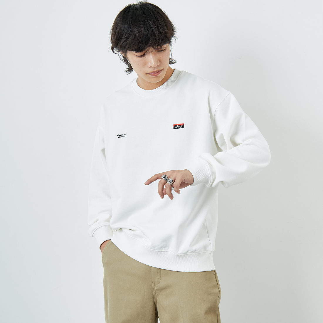 JEANSFACTORY × NANGA [ジーンズファクトリー × ナンガ] 別注 バック刺繍ロゴ クルーネックスウェット [NW2505-JF] WHITE &&モデル身長：179cm 着用サイズ：L&&