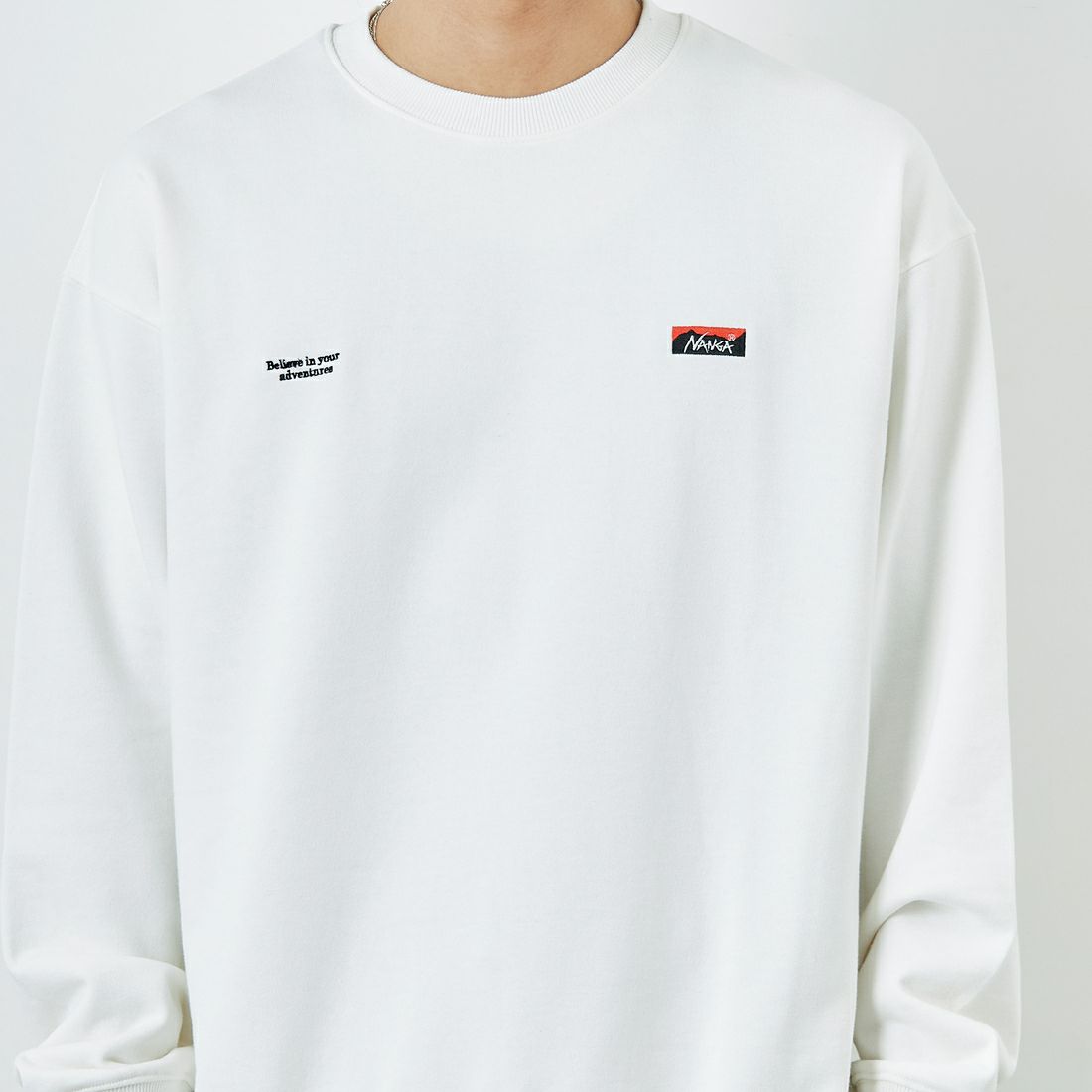 JEANSFACTORY × NANGA [ジーンズファクトリー × ナンガ] 別注 バック刺繍ロゴ クルーネックスウェット [NW2505-JF] WHITE &&モデル身長：179cm 着用サイズ：L&&