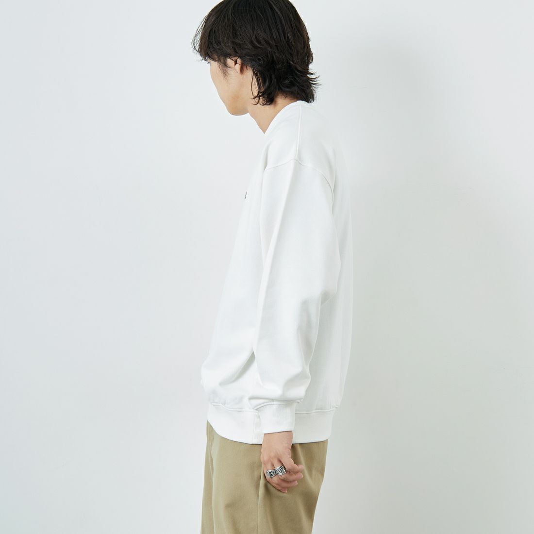 JEANSFACTORY × NANGA [ジーンズファクトリー × ナンガ] 別注 バック刺繍ロゴ クルーネックスウェット [NW2505-JF] WHITE &&モデル身長：179cm 着用サイズ：L&&