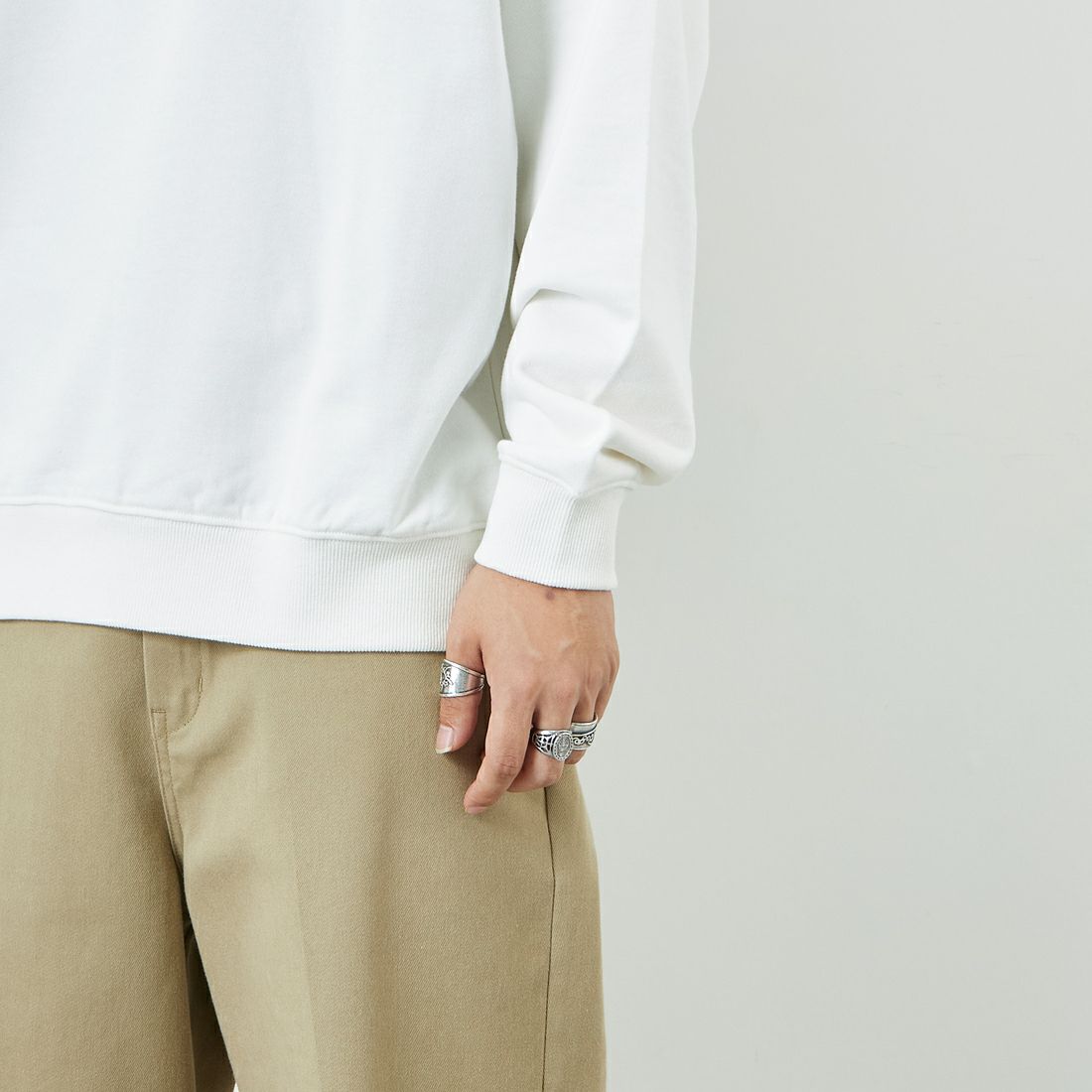 JEANSFACTORY × NANGA [ジーンズファクトリー × ナンガ] 別注 バック刺繍ロゴ クルーネックスウェット [NW2505-JF] WHITE &&モデル身長：179cm 着用サイズ：L&&