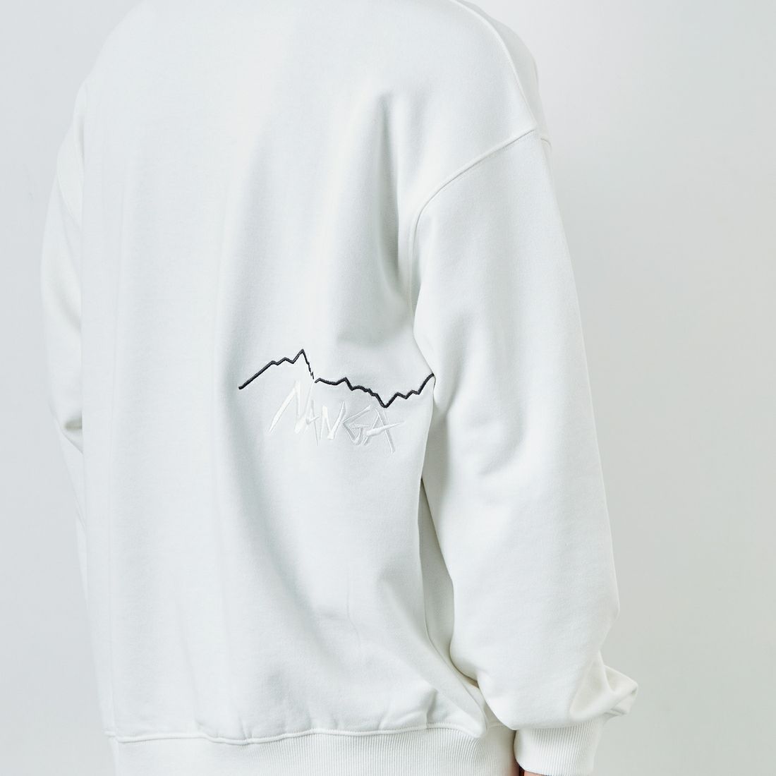 JEANSFACTORY × NANGA [ジーンズファクトリー × ナンガ] 別注 バック刺繍ロゴ クルーネックスウェット [NW2505-JF] WHITE &&モデル身長：179cm 着用サイズ：L&&