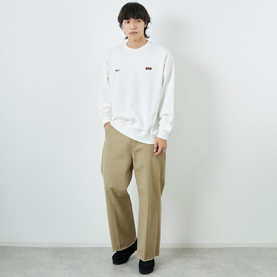 JEANSFACTORY × NANGA [ジーンズファクトリー × ナンガ] 別注 バック刺繍ロゴ クルーネックスウェット [NW2505-JF] WHITE &&モデル身長：179cm 着用サイズ：L&&
