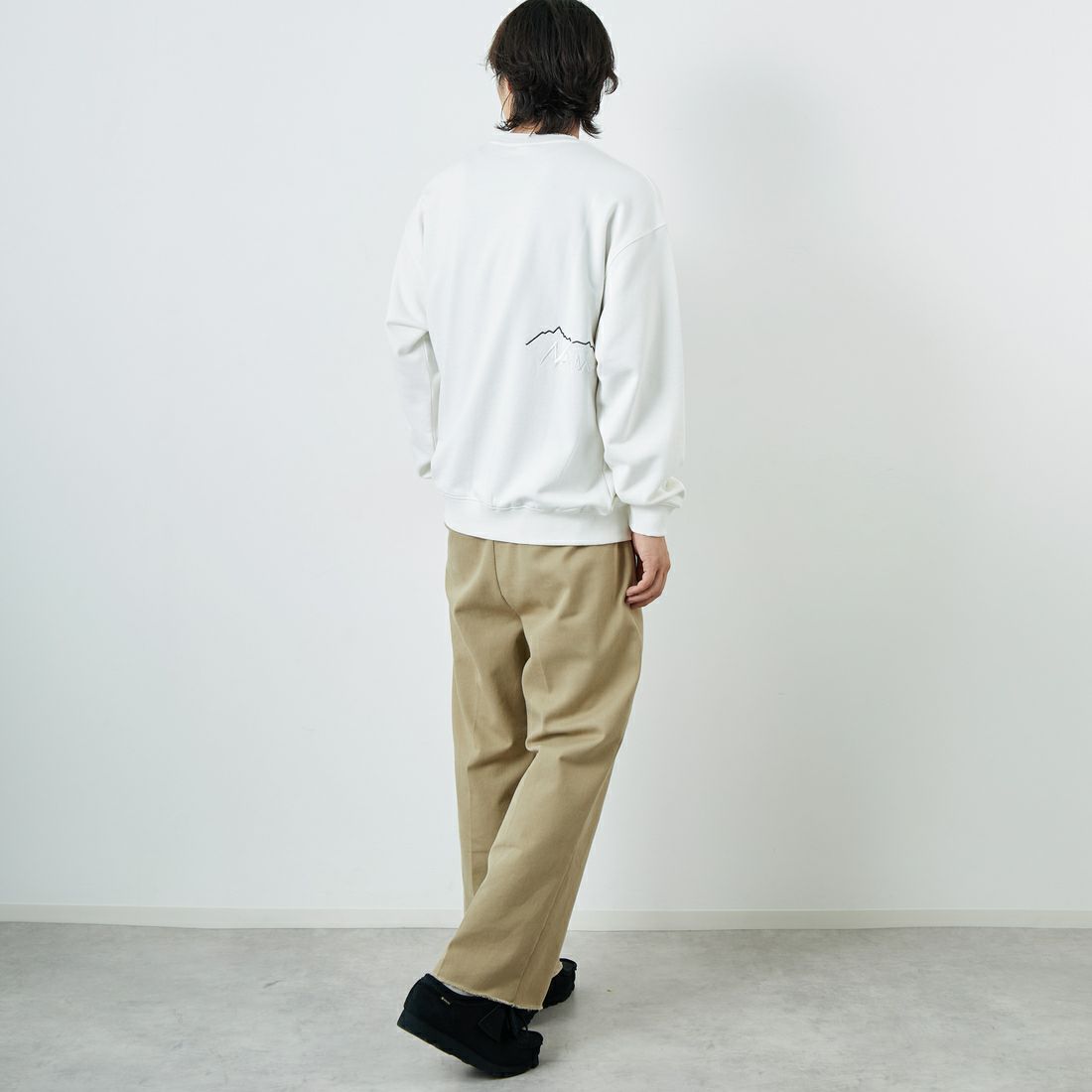 JEANSFACTORY × NANGA [ジーンズファクトリー × ナンガ] 別注 バック刺繍ロゴ クルーネックスウェット [NW2505-JF] WHITE &&モデル身長：179cm 着用サイズ：L&&