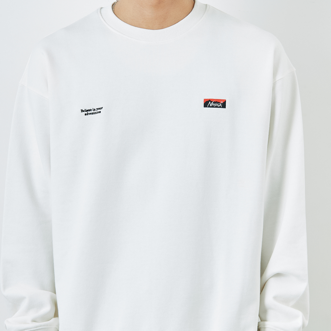 JEANSFACTORY × NANGA [ジーンズファクトリー × ナンガ] 別注 バック刺繍ロゴ クルーネックスウェット [NW2505-JF] WHITE
