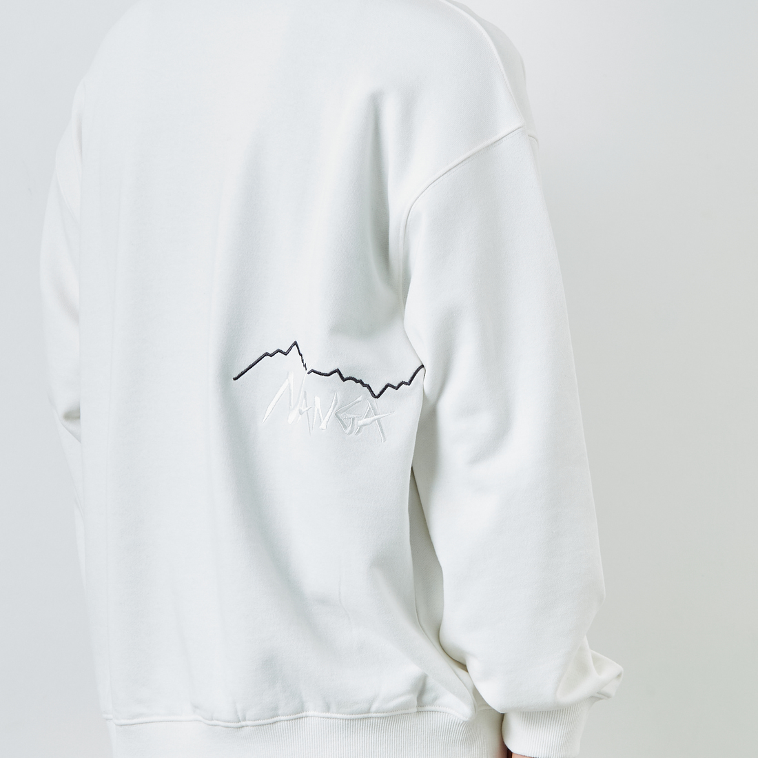 JEANSFACTORY × NANGA [ジーンズファクトリー × ナンガ] 別注 バック刺繍ロゴ クルーネックスウェット [NW2505-JF] WHITE