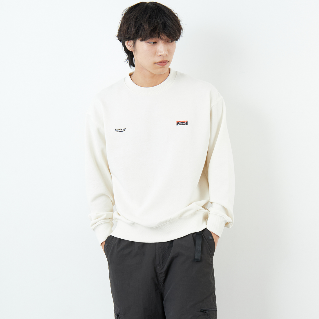 JEANSFACTORY × NANGA [ジーンズファクトリー × ナンガ] 別注 バック刺繍ロゴ クルーネックスウェット [NW2505-JF] WHITE &&モデル身長：179cm 着用サイズ：M&&