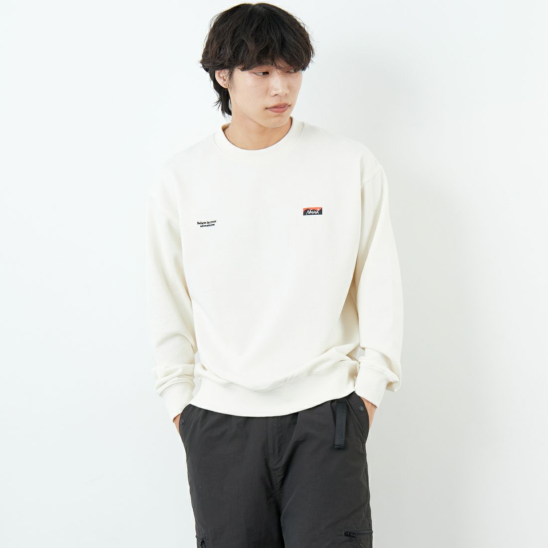 JEANSFACTORY × NANGA [ジーンズファクトリー × ナンガ] 別注 バック刺繍ロゴ クルーネックスウェット [NW2505-JF] WHITE &&モデル身長：179cm 着用サイズ：M&&