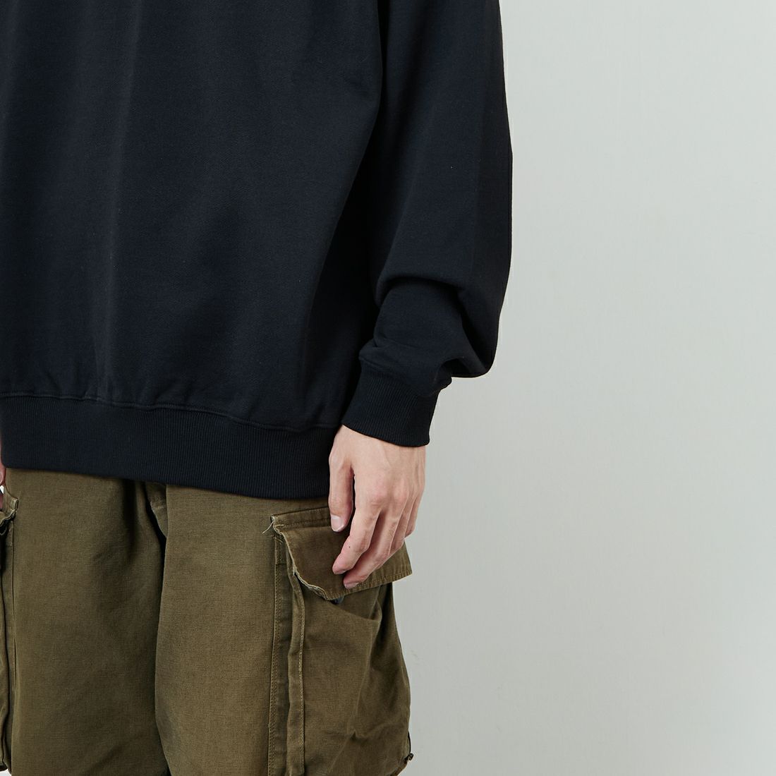 JEANSFACTORY × NANGA [ジーンズファクトリー × ナンガ] 別注 バック刺繍ロゴ クルーネックスウェット [NW2505-JF] BLACK &&モデル身長：168cm 着用サイズ：L&&
