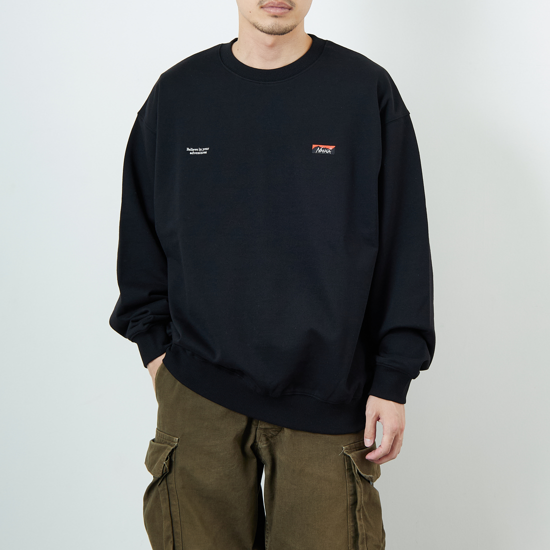 JEANSFACTORY × NANGA [ジーンズファクトリー × ナンガ] 別注 バック刺繍ロゴ クルーネックスウェット [NW2505-JF] BLACK &&モデル身長：168cm 着用サイズ：L&&