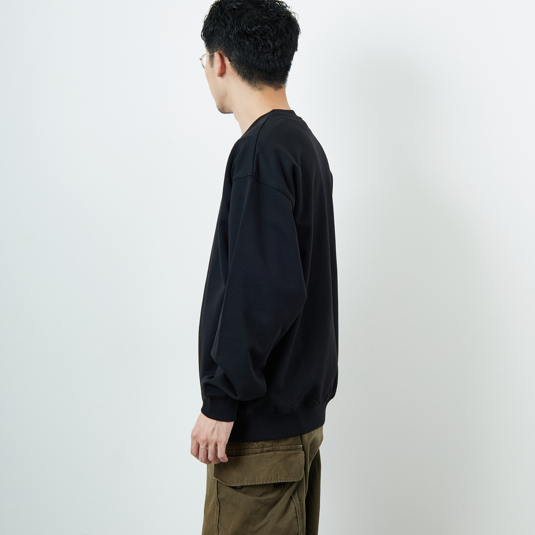 JEANSFACTORY × NANGA [ジーンズファクトリー × ナンガ] 別注 バック刺繍ロゴ クルーネックスウェット [NW2505-JF] BLACK &&モデル身長：168cm 着用サイズ：L&&