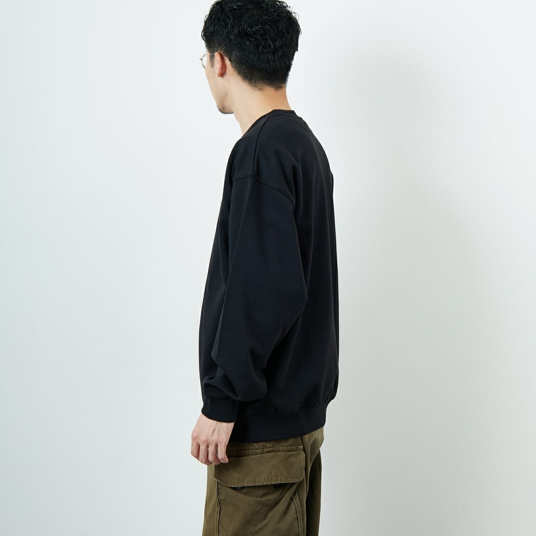 JEANSFACTORY × NANGA [ジーンズファクトリー × ナンガ] 別注 バック刺繍ロゴ クルーネックスウェット [NW2505-JF] BLACK &&モデル身長：168cm 着用サイズ：L&&