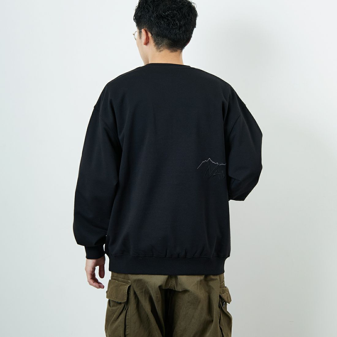 JEANSFACTORY × NANGA [ジーンズファクトリー × ナンガ] 別注 バック刺繍ロゴ クルーネックスウェット [NW2505-JF] BLACK &&モデル身長：168cm 着用サイズ：L&&