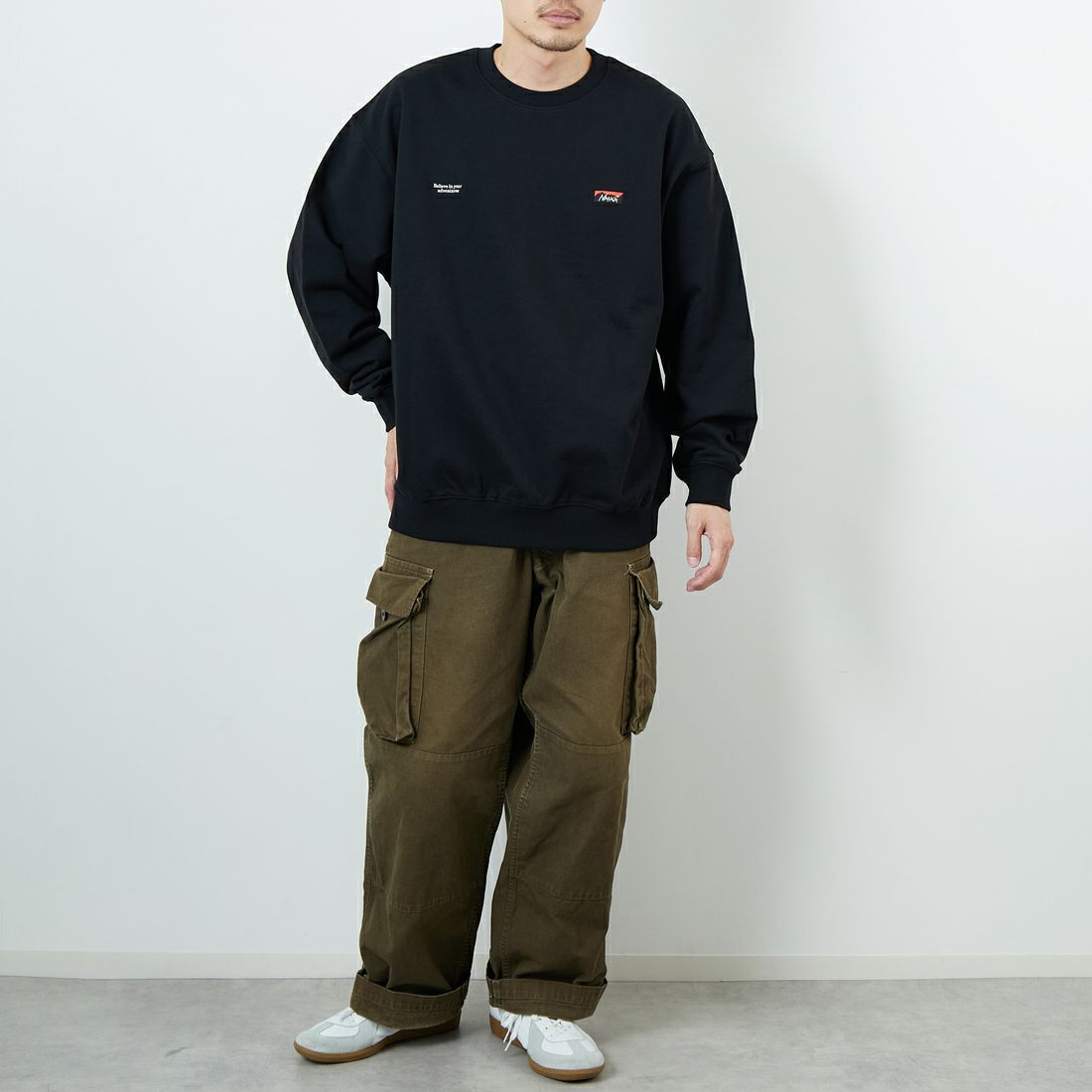 JEANSFACTORY × NANGA [ジーンズファクトリー × ナンガ] 別注 バック刺繍ロゴ クルーネックスウェット [NW2505-JF] BLACK &&モデル身長：168cm 着用サイズ：L&&