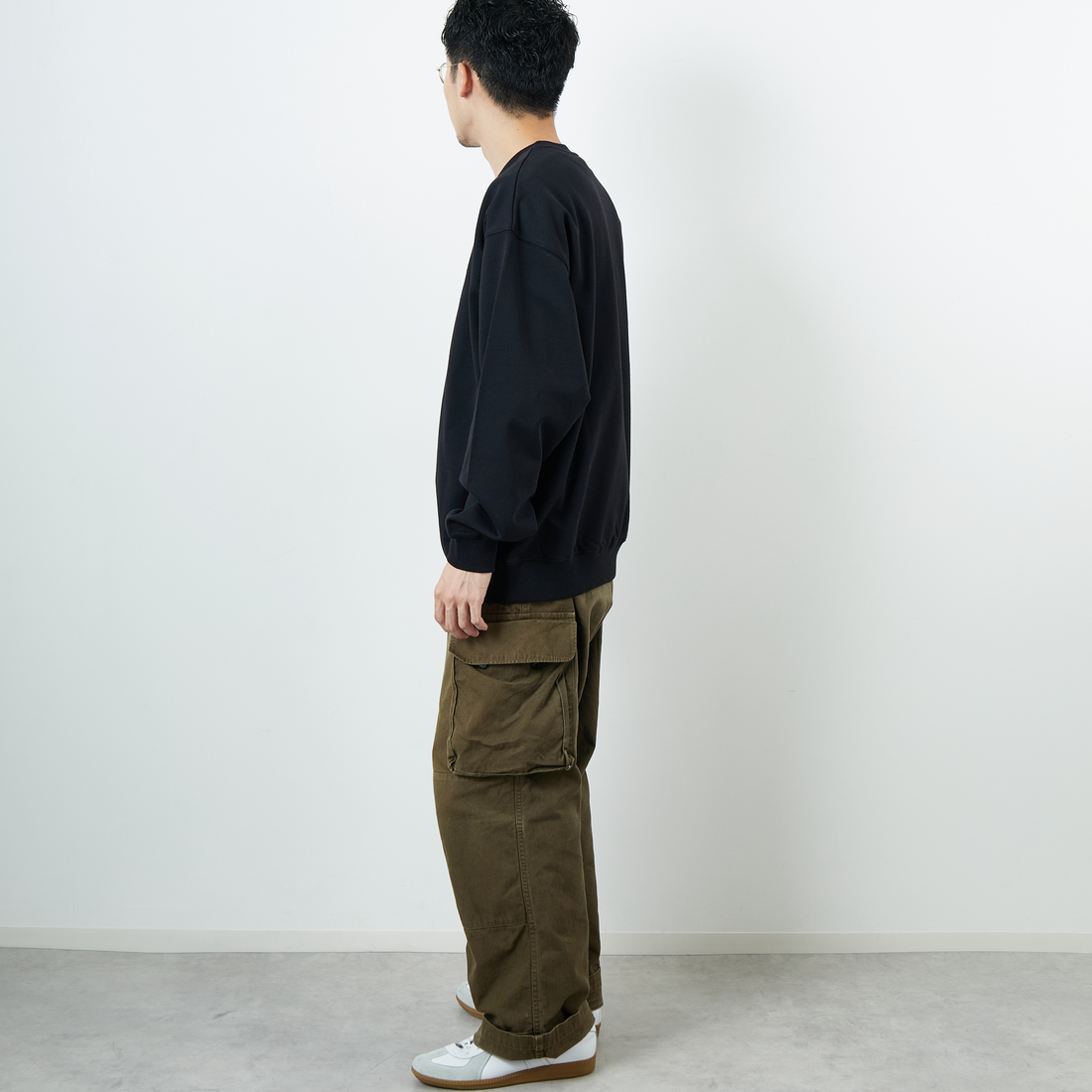JEANSFACTORY × NANGA [ジーンズファクトリー × ナンガ] 別注 バック刺繍ロゴ クルーネックスウェット [NW2505-JF] BLACK &&モデル身長：168cm 着用サイズ：L&&