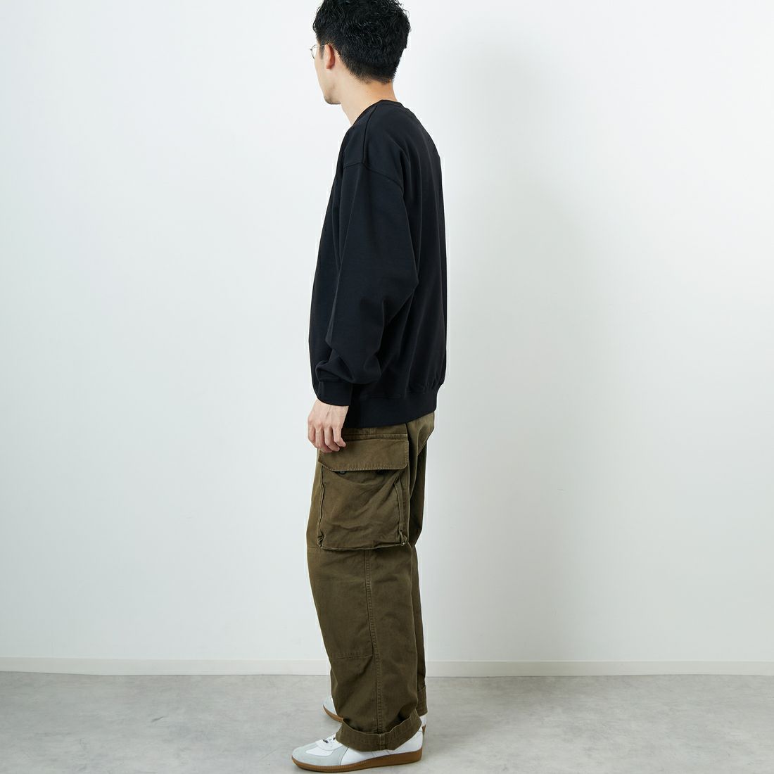 JEANSFACTORY × NANGA [ジーンズファクトリー × ナンガ] 別注 バック刺繍ロゴ クルーネックスウェット [NW2505-JF] BLACK &&モデル身長：168cm 着用サイズ：L&&