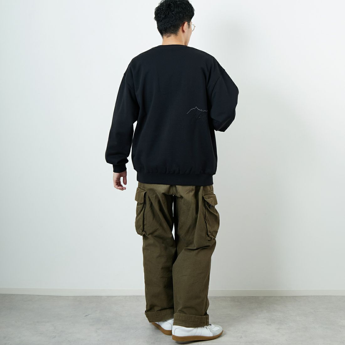 JEANSFACTORY × NANGA [ジーンズファクトリー × ナンガ] 別注 バック刺繍ロゴ クルーネックスウェット [NW2505-JF] BLACK &&モデル身長：168cm 着用サイズ：L&&