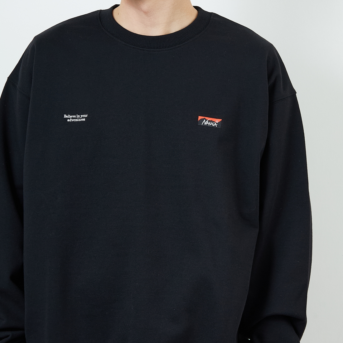 JEANSFACTORY × NANGA [ジーンズファクトリー × ナンガ] 別注 バック刺繍ロゴ クルーネックスウェット [NW2505-JF] BLACK &&モデル身長：168cm 着用サイズ：L&&