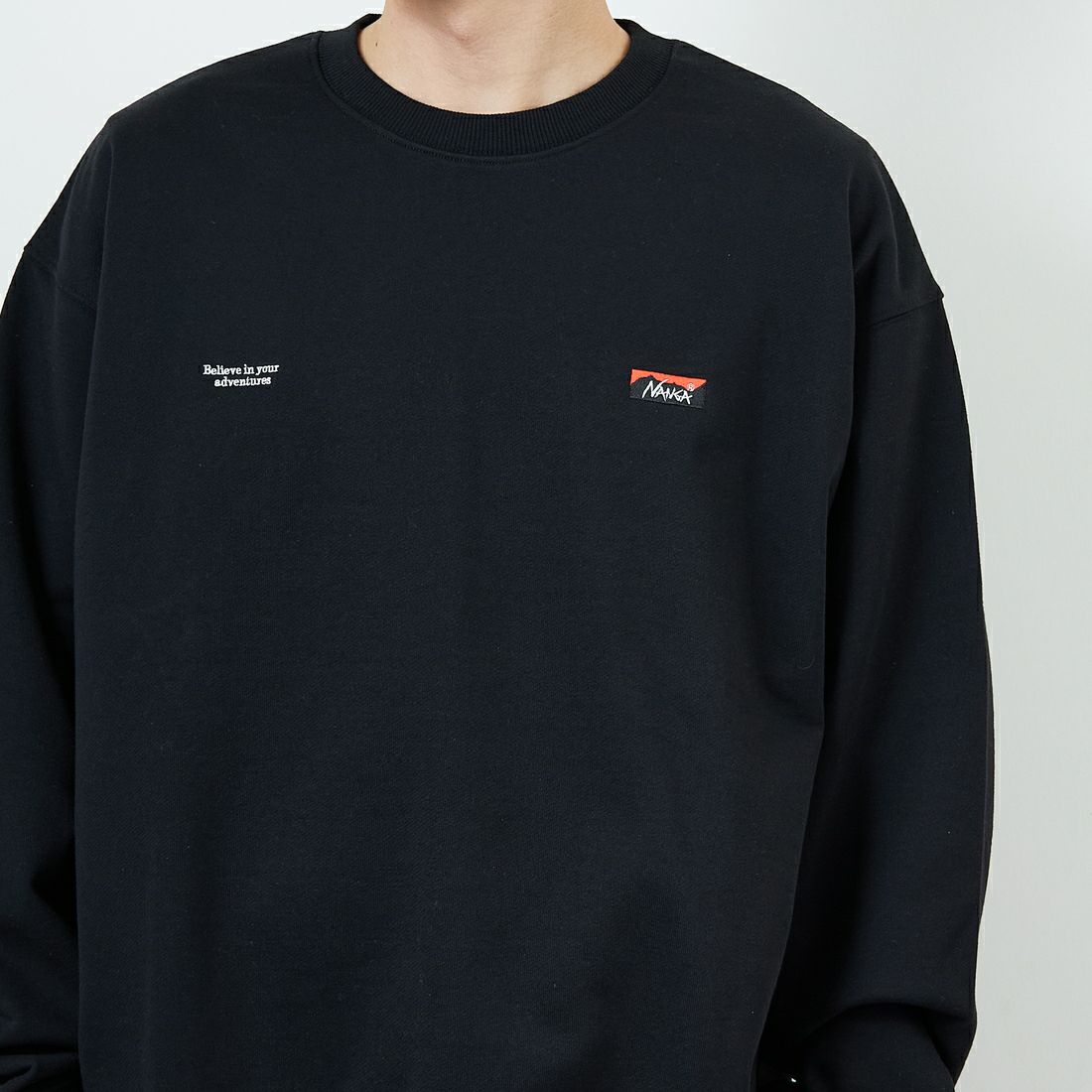 JEANSFACTORY × NANGA [ジーンズファクトリー × ナンガ] 別注 バック刺繍ロゴ クルーネックスウェット [NW2505-JF] BLACK &&モデル身長：168cm 着用サイズ：L&&