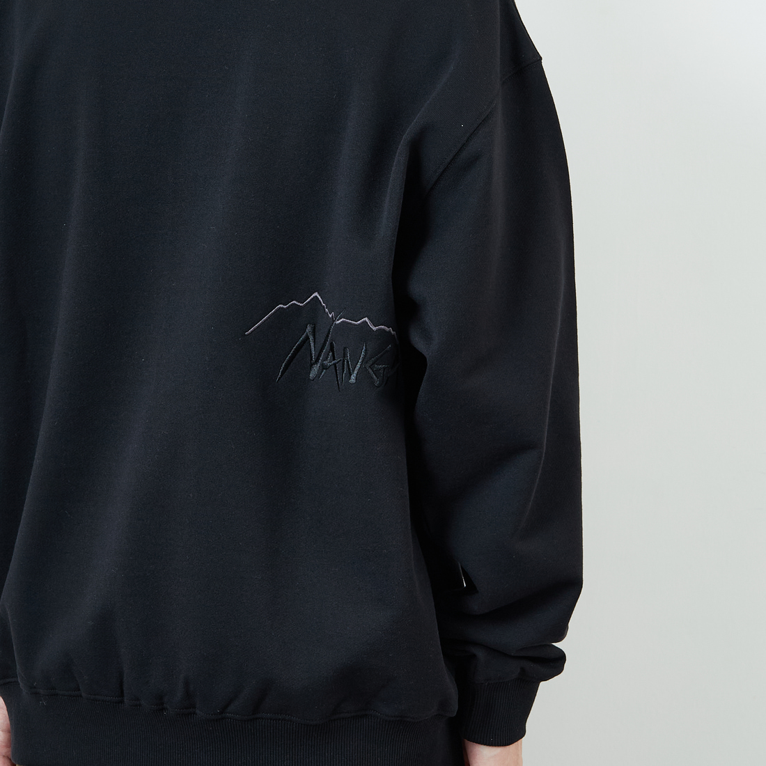 JEANSFACTORY × NANGA [ジーンズファクトリー × ナンガ] 別注 バック刺繍ロゴ クルーネックスウェット [NW2505-JF] BLACK &&モデル身長：168cm 着用サイズ：L&&
