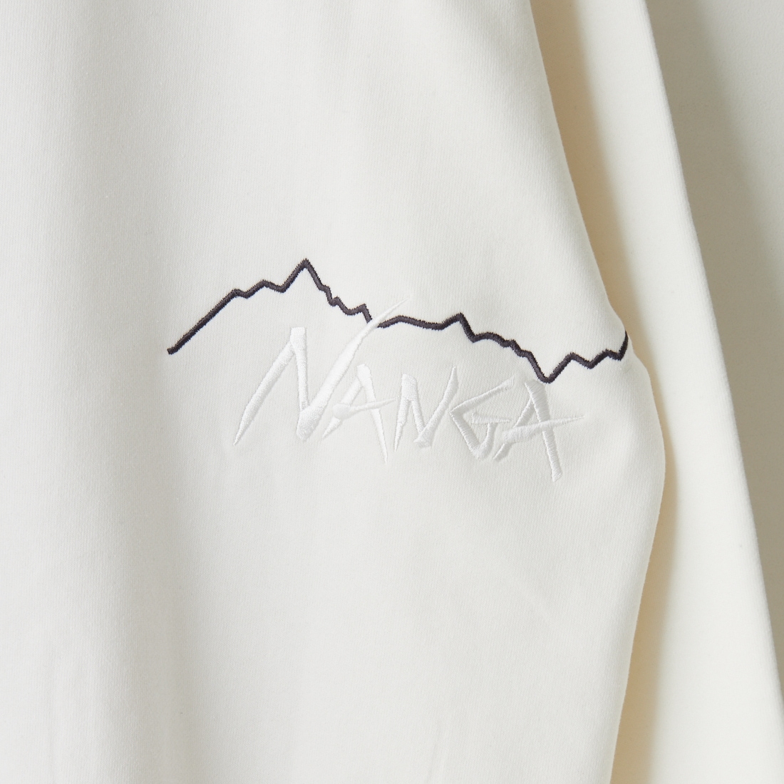 JEANSFACTORY × NANGA [ジーンズファクトリー × ナンガ] 別注 バック刺繍ロゴ クルーネックスウェット [NW2505-JF] WHITE