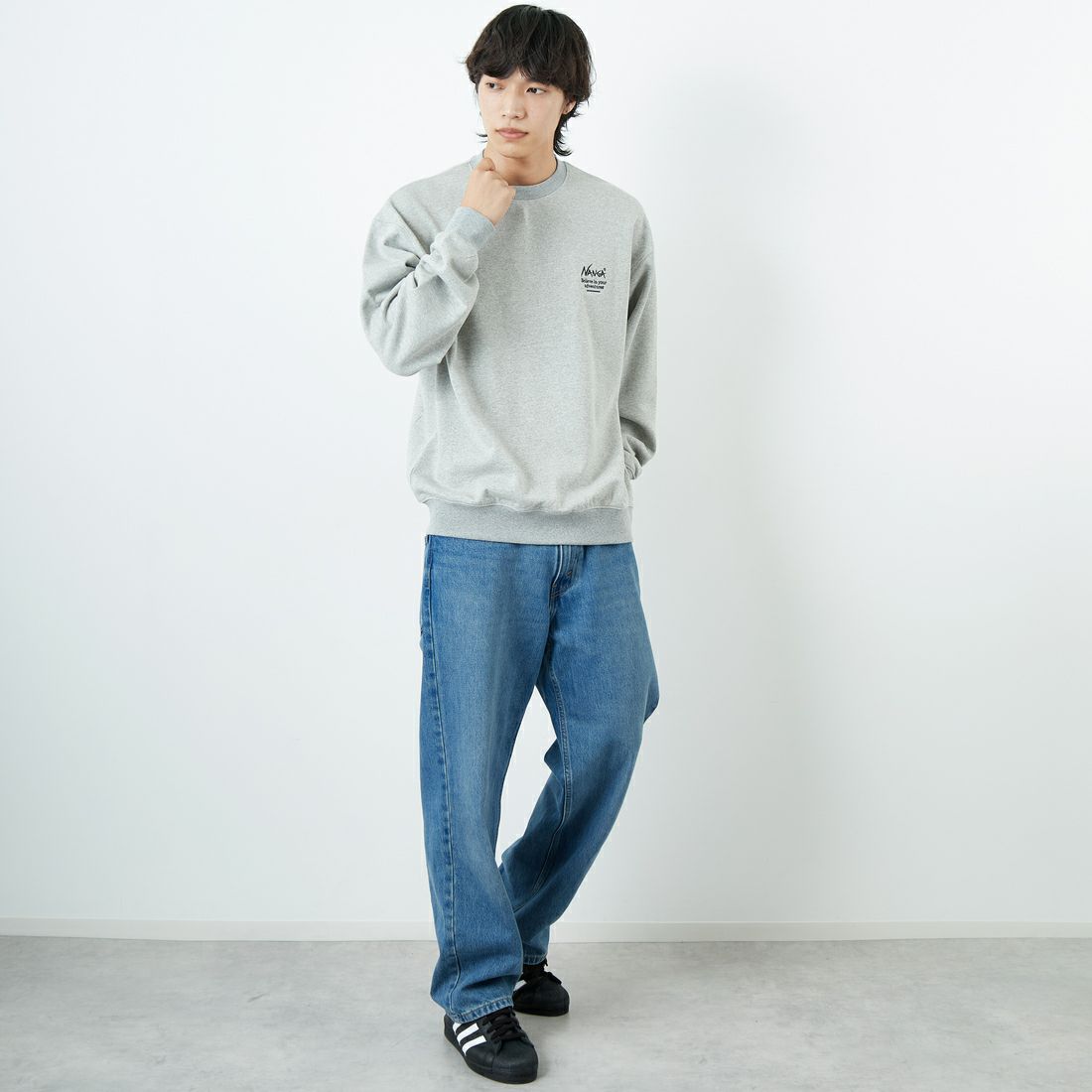 JEANSFACTORY × NANGA [ジーンズファクトリー × ナンガ] 別注 ヒストリーロゴ バックプリントスウェット [NW2506-JF] GRAY &&モデル身長：179cm 着用サイズ：L&&