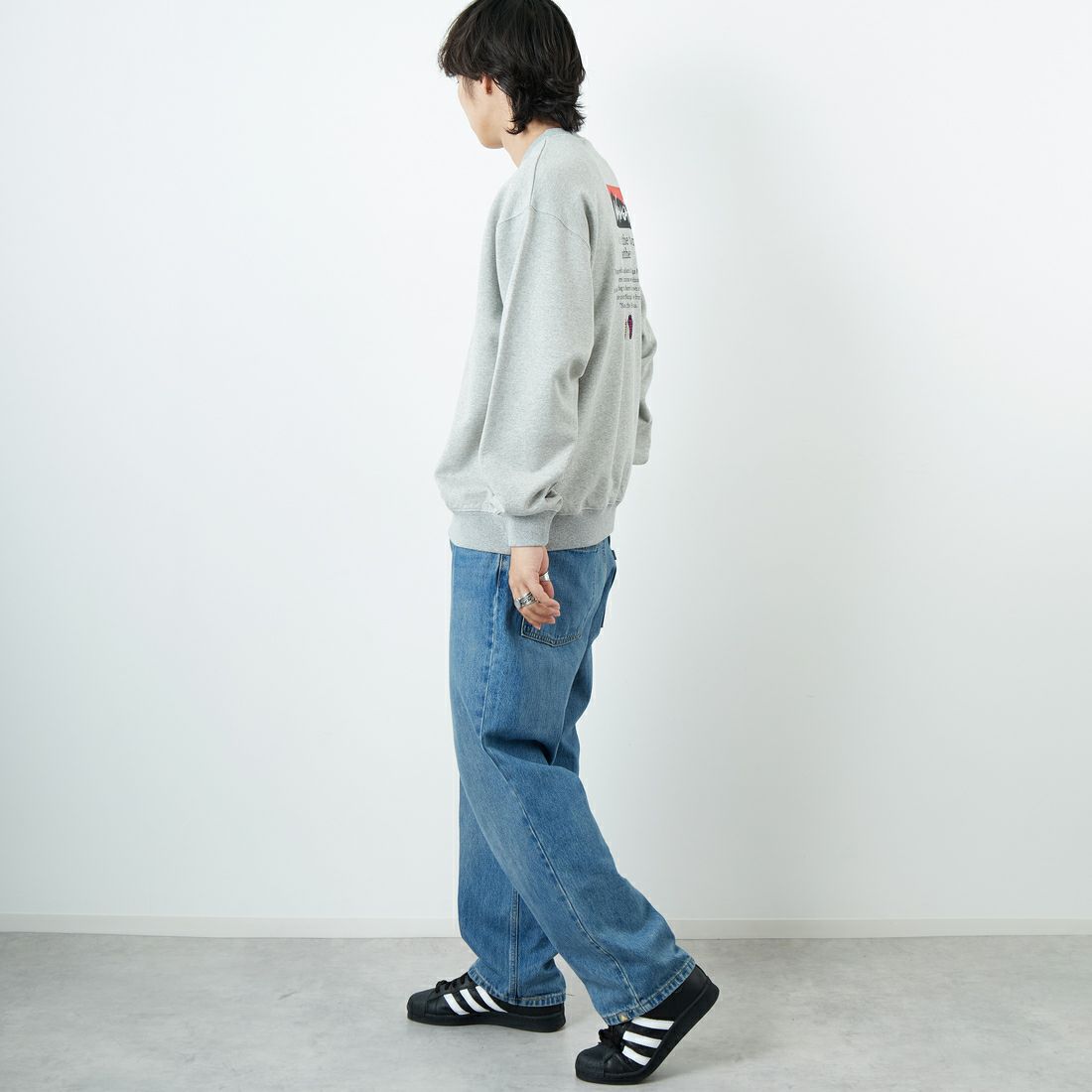 JEANSFACTORY × NANGA [ジーンズファクトリー × ナンガ] 別注 ヒストリーロゴ バックプリントスウェット [NW2506-JF] GRAY &&モデル身長：179cm 着用サイズ：L&&