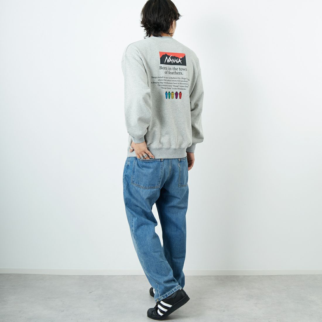 JEANSFACTORY × NANGA [ジーンズファクトリー × ナンガ] 別注 ヒストリーロゴ バックプリントスウェット [NW2506-JF] GRAY &&モデル身長：179cm 着用サイズ：L&&