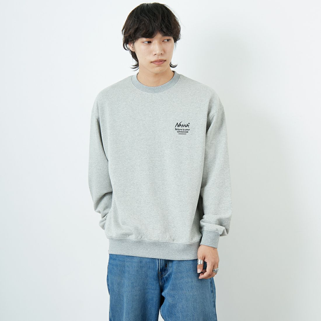 JEANSFACTORY × NANGA [ジーンズファクトリー × ナンガ] 別注 ヒストリーロゴ バックプリントスウェット [NW2506-JF] GRAY &&モデル身長：179cm 着用サイズ：L&&