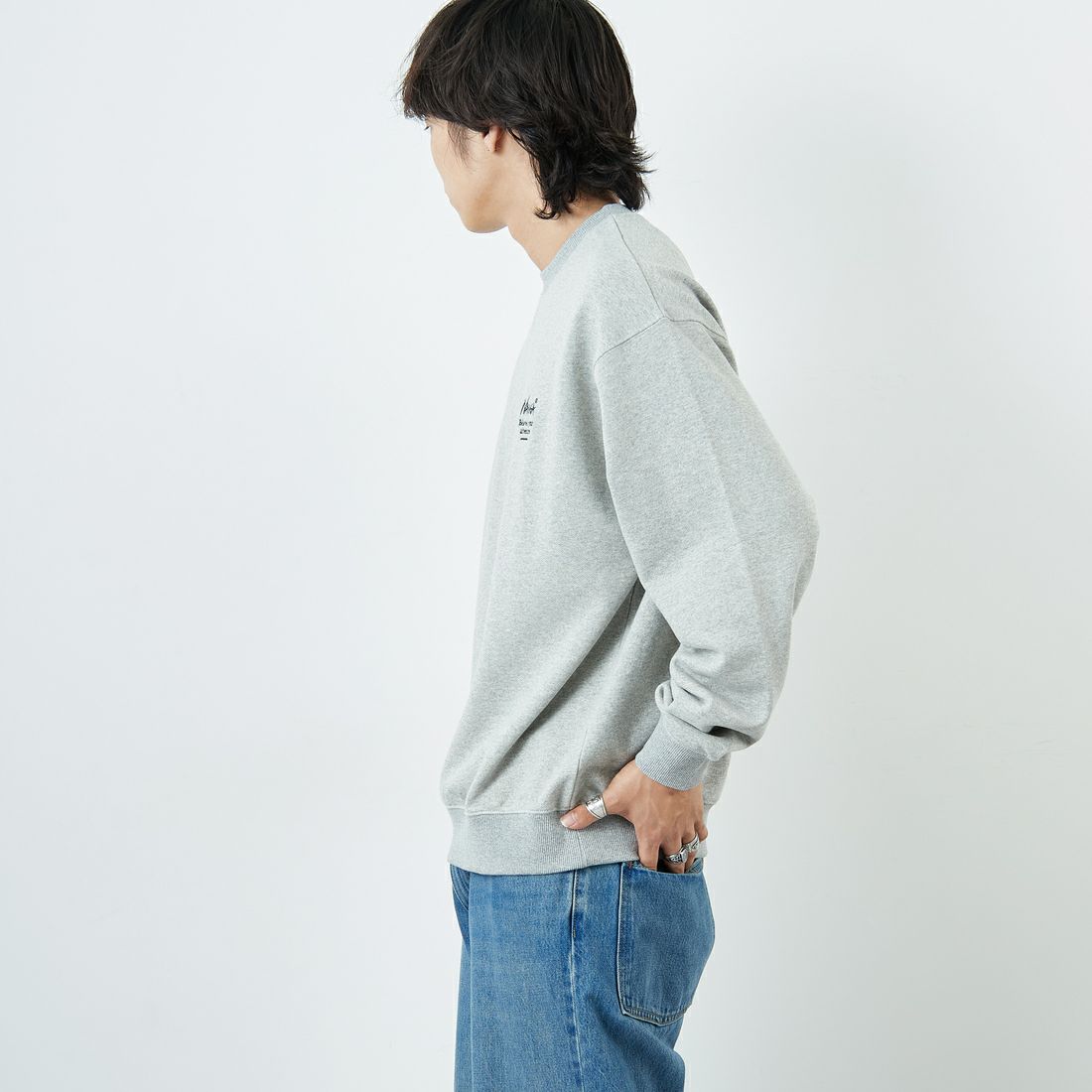 JEANSFACTORY × NANGA [ジーンズファクトリー × ナンガ] 別注 ヒストリーロゴ バックプリントスウェット [NW2506-JF] GRAY &&モデル身長：179cm 着用サイズ：L&&