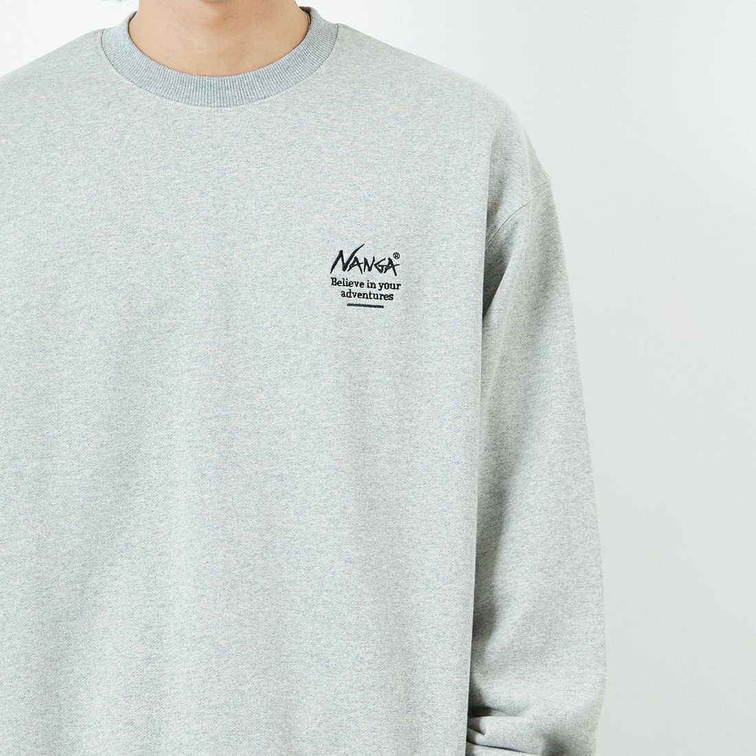 JEANSFACTORY × NANGA [ジーンズファクトリー × ナンガ] 別注 ヒストリーロゴ バックプリントスウェット [NW2506-JF] GRAY &&モデル身長：179cm 着用サイズ：L&&