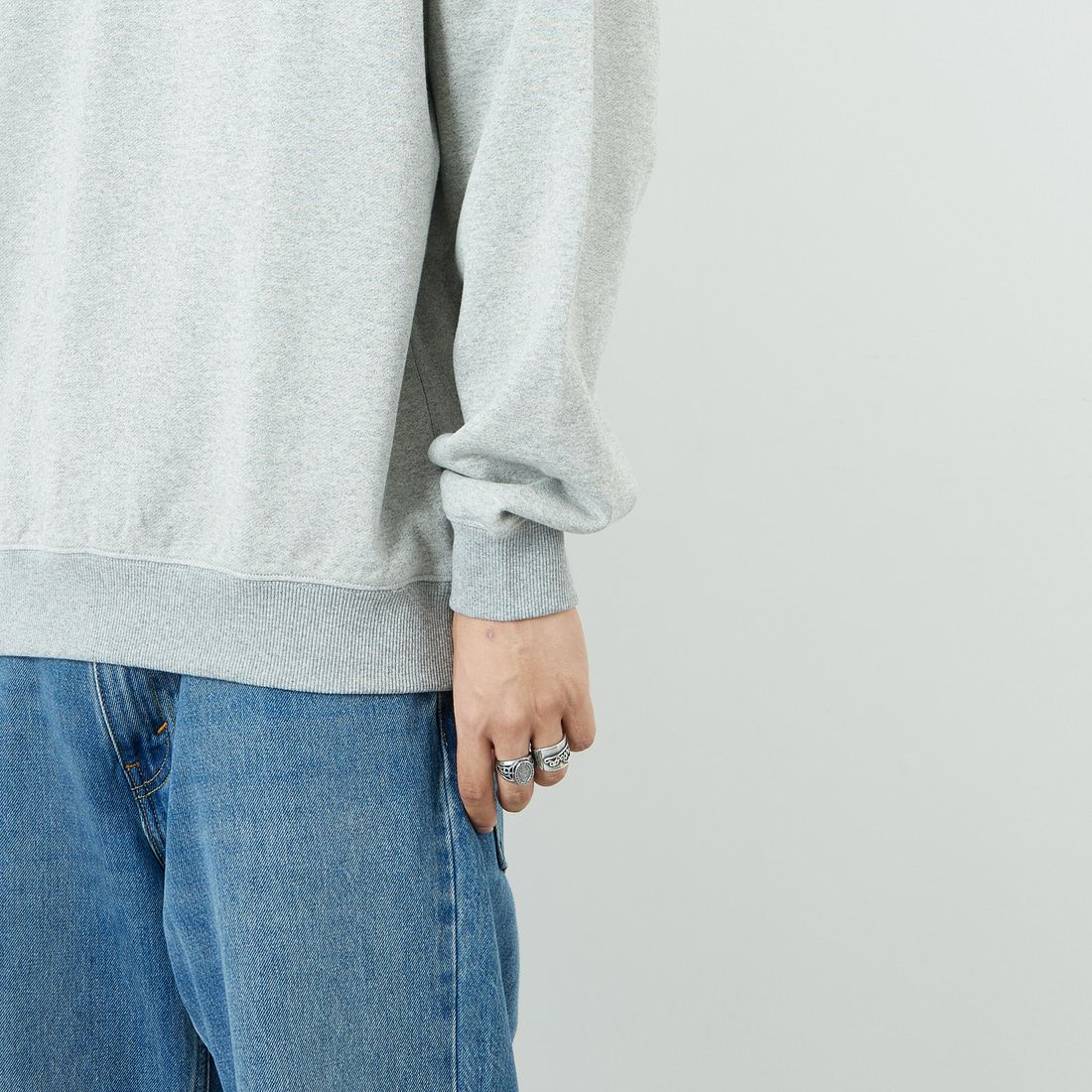 JEANSFACTORY × NANGA [ジーンズファクトリー × ナンガ] 別注 ヒストリーロゴ バックプリントスウェット [NW2506-JF] GRAY &&モデル身長：179cm 着用サイズ：L&&