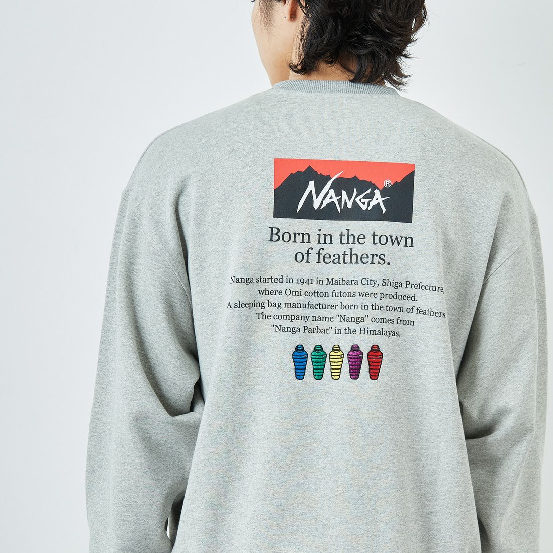 JEANSFACTORY × NANGA [ジーンズファクトリー × ナンガ] 別注 ヒストリーロゴ バックプリントスウェット [NW2506-JF] GRAY &&モデル身長：179cm 着用サイズ：L&&