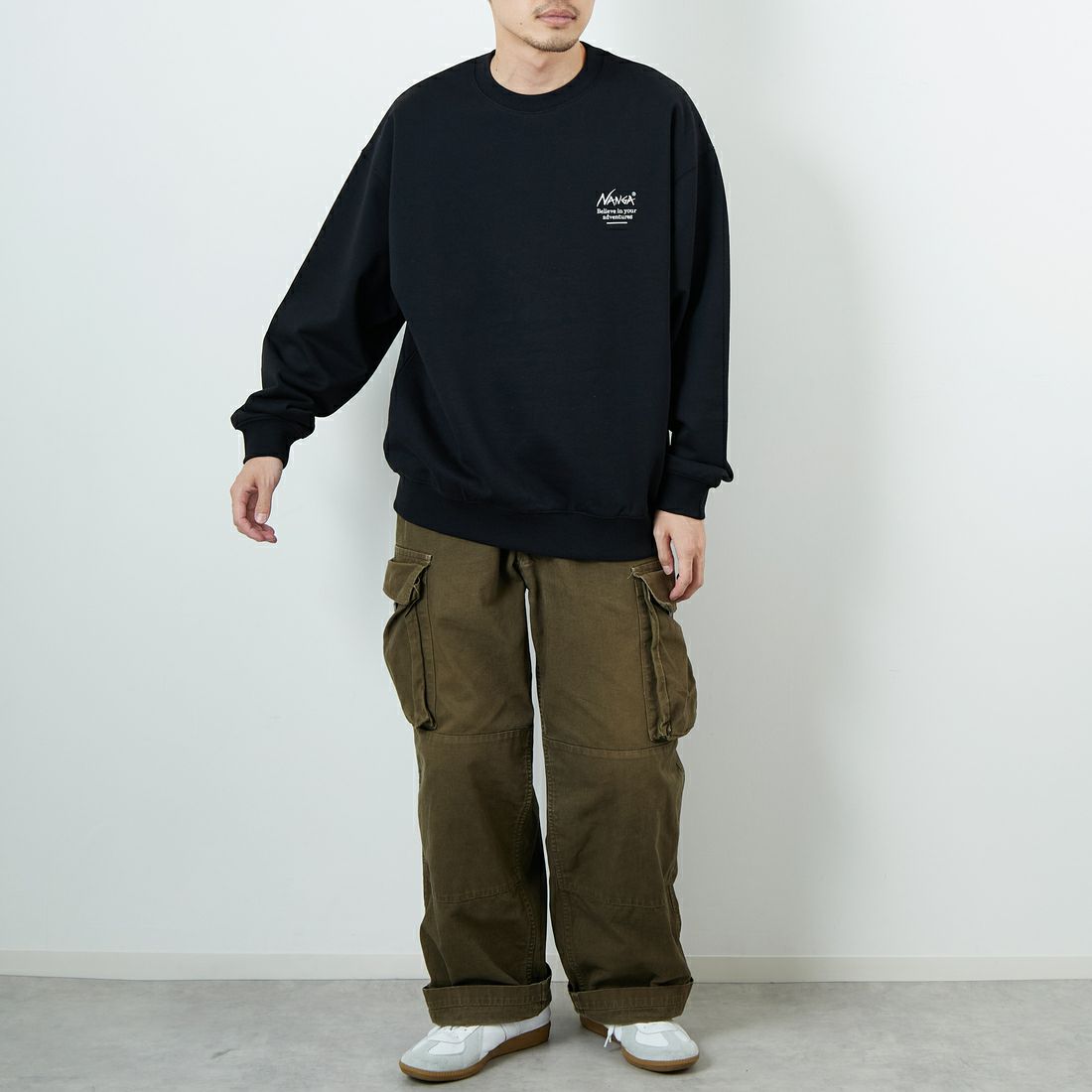 JEANSFACTORY × NANGA [ジーンズファクトリー × ナンガ] 別注 ヒストリーロゴ バックプリントスウェット [NW2506-JF] BLACK &&モデル身長：168cm 着用サイズ：L&&