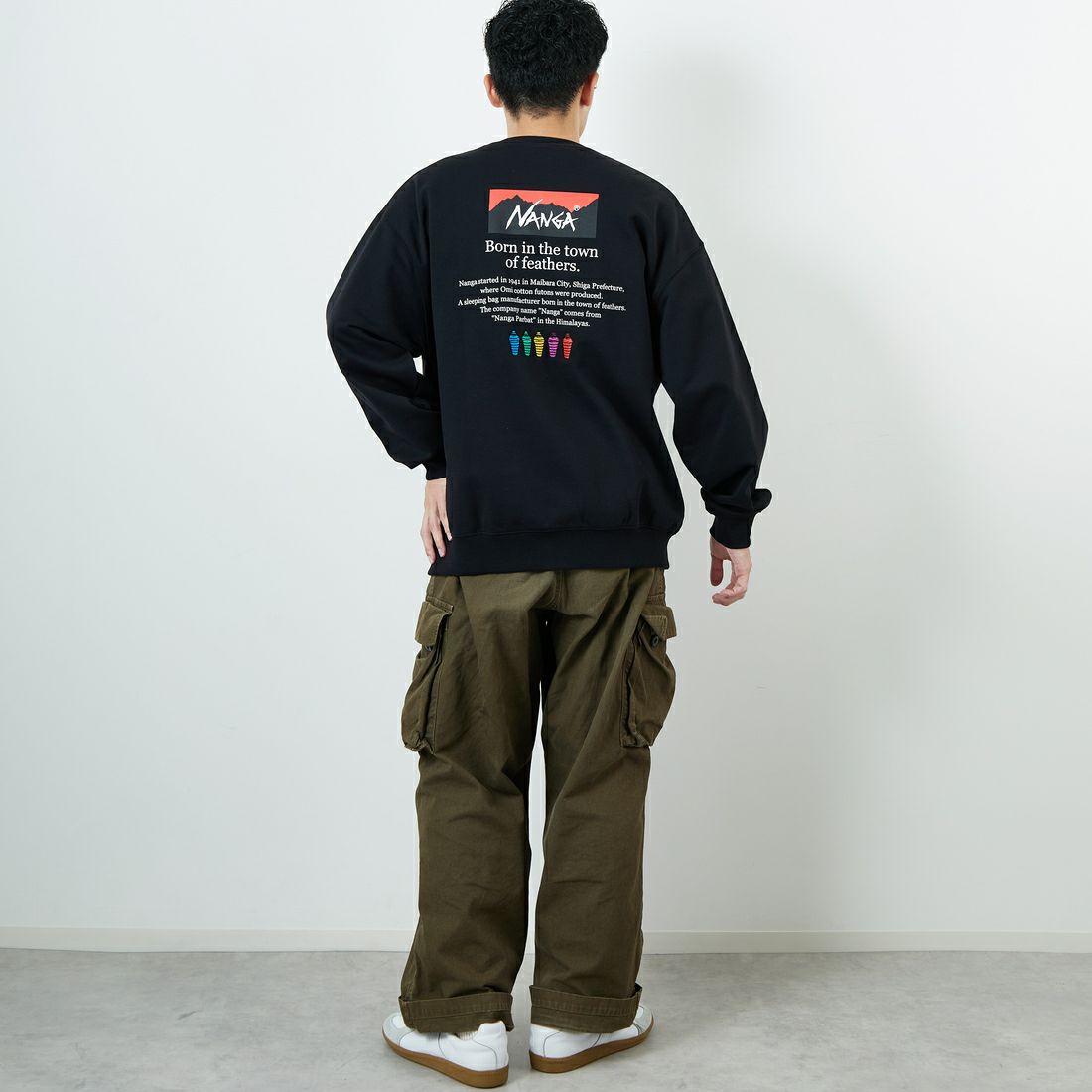 JEANSFACTORY × NANGA [ジーンズファクトリー × ナンガ] 別注 ヒストリーロゴ バックプリントスウェット [NW2506-JF] BLACK &&モデル身長：168cm 着用サイズ：L&&