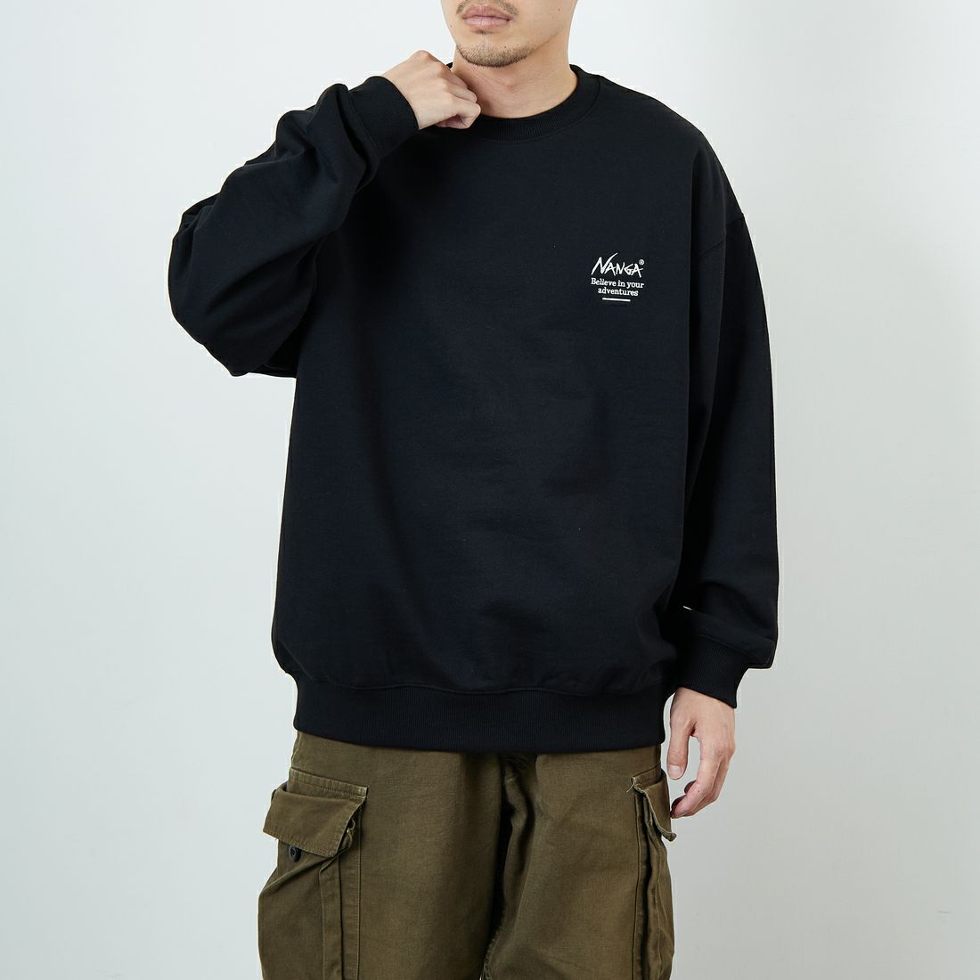 JEANSFACTORY × NANGA [ジーンズファクトリー × ナンガ] 別注 ヒストリーロゴ バックプリントスウェット [NW2506-JF] BLACK &&モデル身長：168cm 着用サイズ：L&&