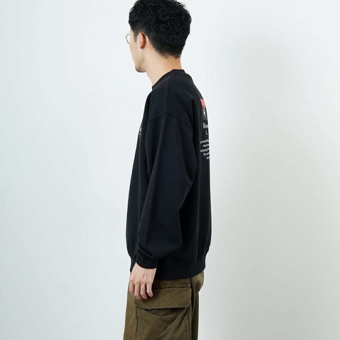 JEANSFACTORY × NANGA [ジーンズファクトリー × ナンガ] 別注 ヒストリーロゴ バックプリントスウェット [NW2506-JF] BLACK &&モデル身長：168cm 着用サイズ：L&&
