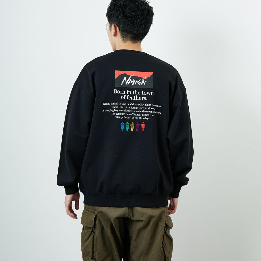 JEANSFACTORY × NANGA [ジーンズファクトリー × ナンガ] 別注 ヒストリーロゴ バックプリントスウェット [NW2506-JF] BLACK &&モデル身長：168cm 着用サイズ：L&&