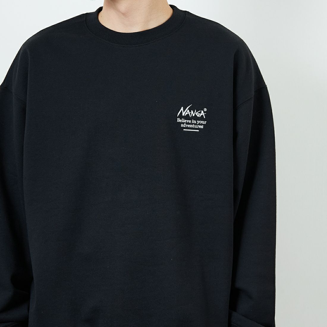 JEANSFACTORY × NANGA [ジーンズファクトリー × ナンガ] 別注 ヒストリーロゴ バックプリントスウェット [NW2506-JF] BLACK &&モデル身長：168cm 着用サイズ：L&&