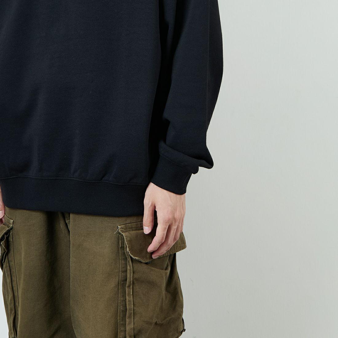 JEANSFACTORY × NANGA [ジーンズファクトリー × ナンガ] 別注 ヒストリーロゴ バックプリントスウェット [NW2506-JF] BLACK &&モデル身長：168cm 着用サイズ：L&&