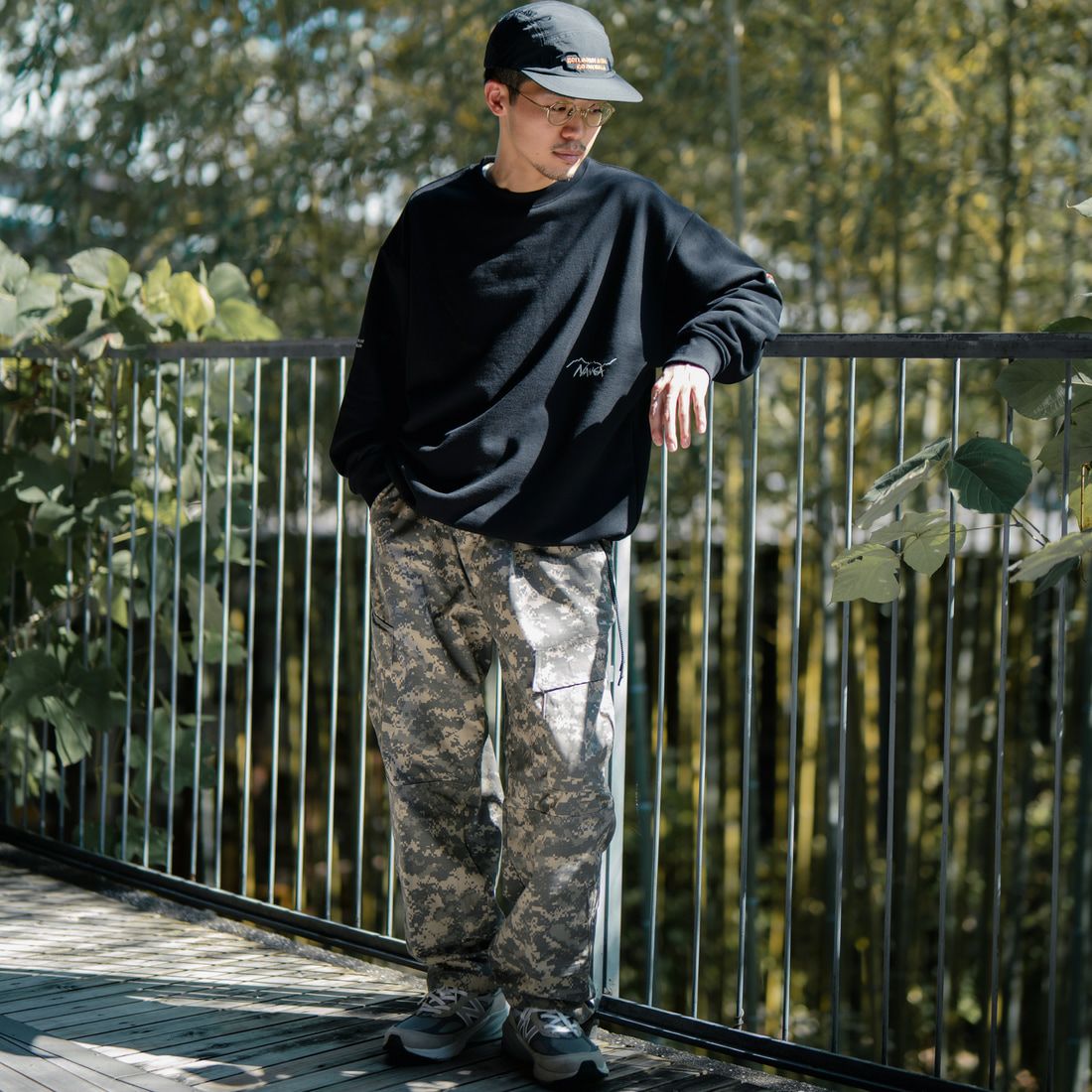 JEANSFACTORY × NANGA [ジーンズファクトリー × ナンガ] 別注 ワンポイント刺繍ロゴ ドローコードスウェット [NW2507-JF] BLACK &&モデル身長：168cm 着用サイズ：L&&