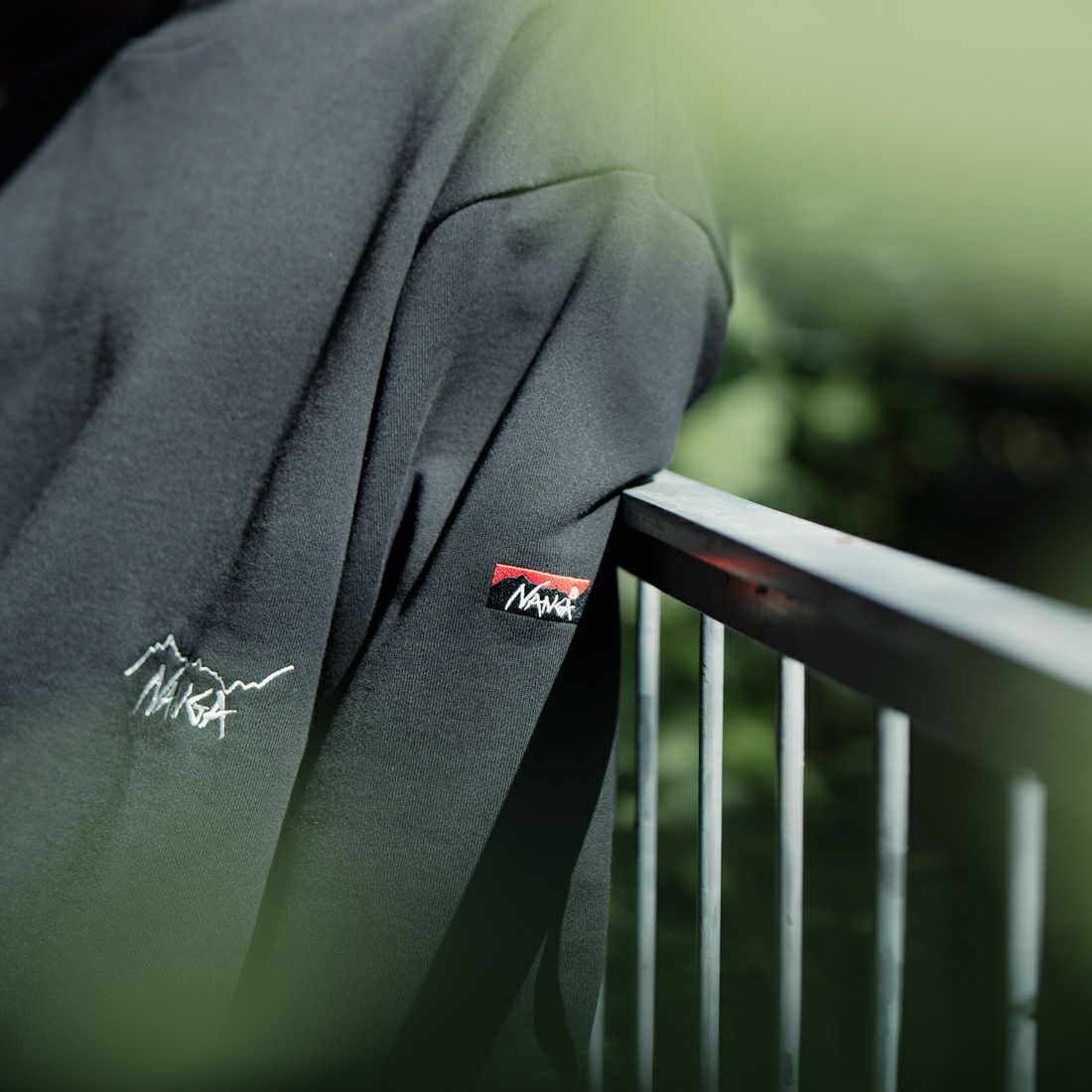 JEANSFACTORY × NANGA [ジーンズファクトリー × ナンガ] 別注 ワンポイント刺繍ロゴ ドローコードスウェット [NW2507-JF] BLACK &&モデル身長：168cm 着用サイズ：L&&