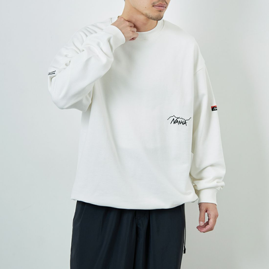 JEANSFACTORY × NANGA [ジーンズファクトリー × ナンガ] 別注 ワンポイント刺繍ロゴ ドローコードスウェット [NW2507-JF] WHITE &&モデル身長：168cm 着用サイズ：L&&